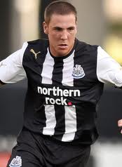 Should Gosling replace Tiote in midfield?